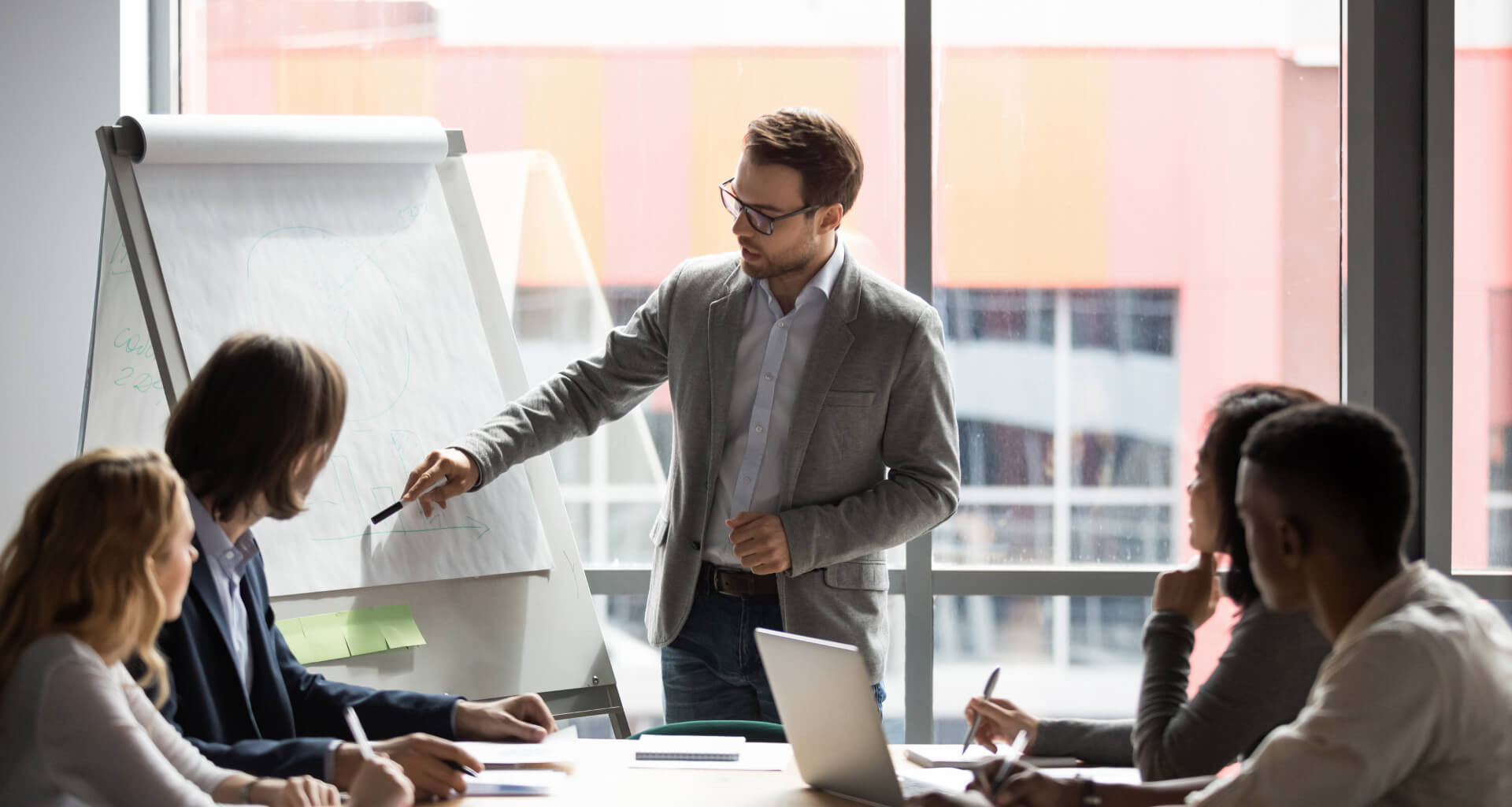 تعويم العملة: المعنى، الأنواع، كيف يعمل، الفوائد والأضرار مع تجارب دولية